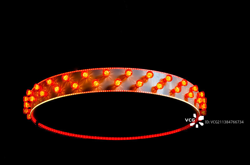 光环：黑色背景下的照明设备低角度视图图片素材