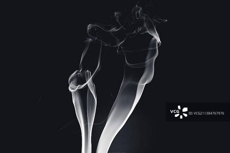 黑色背景下的烟雾特写图片素材