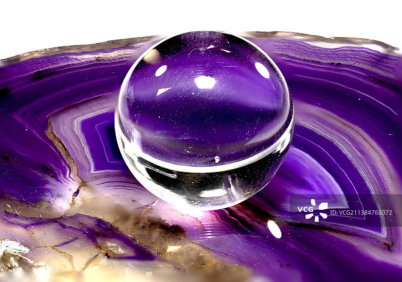玛瑙石上的球体，紫色背景水晶球特写图片素材