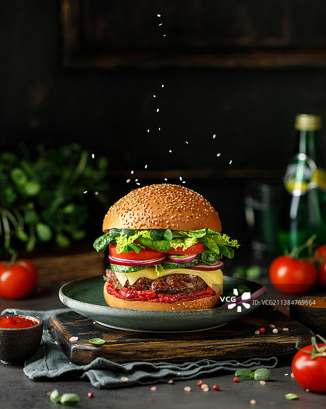 汉堡，桌子上汉堡的特写图片素材