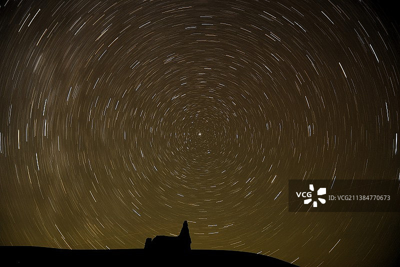 伊朗克尔曼省沙漠中赛勒斯自然岩石之上的星迹图片素材