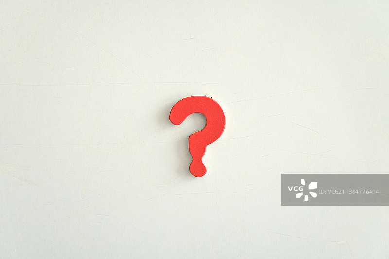白色背景上的一个红色的问号图片素材