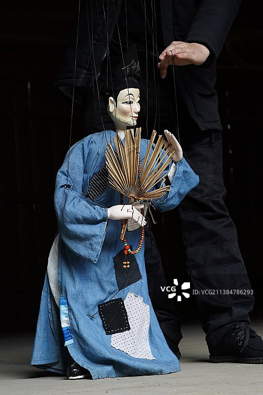 济公造型的提线木偶图片素材