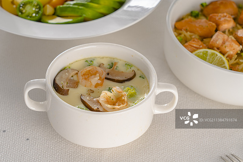 三文鱼虾仁通心粉意面炖蛋套餐图片素材