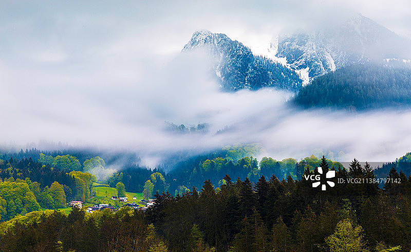 德国贝希特斯加登云中的阿尔卑斯山图片素材