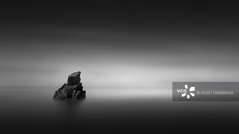 海天一色的岩石美景图片素材