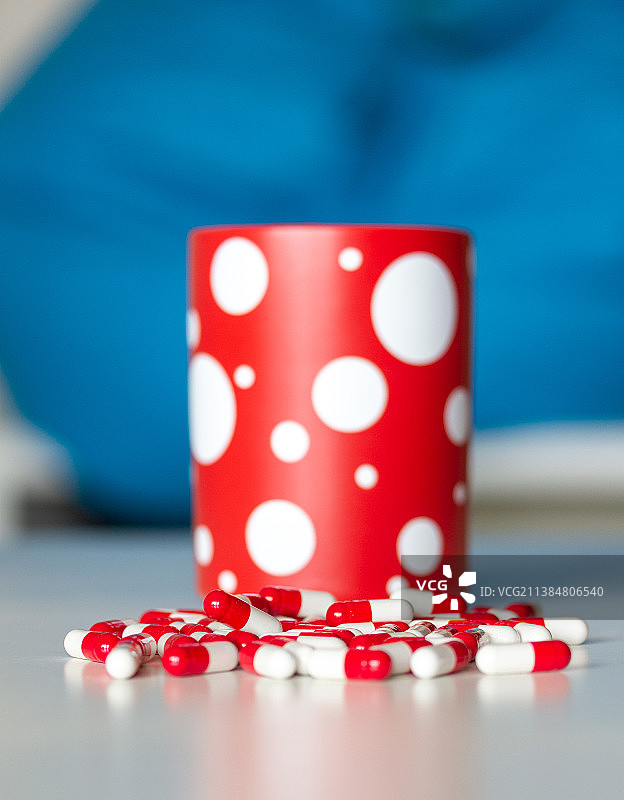 毒蝇伞，桌子上带泡罩包装的药品特写图片素材