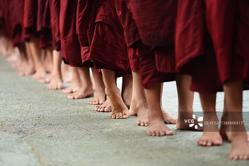 在缅甸曼德勒，僧侣们站在路上图片素材