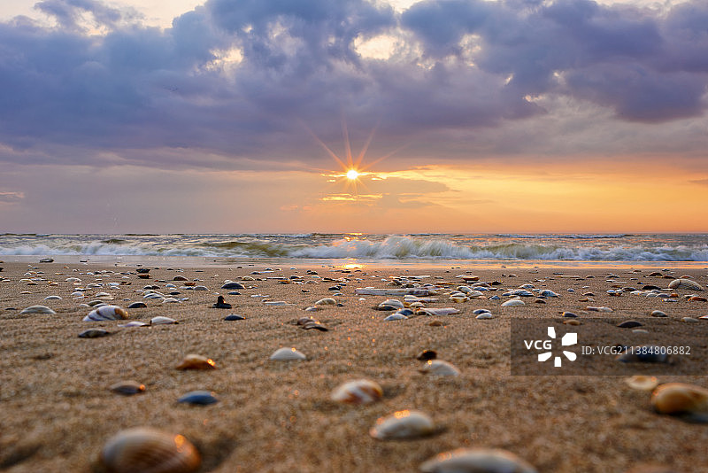 日落时海滩对着天空的风景图片素材