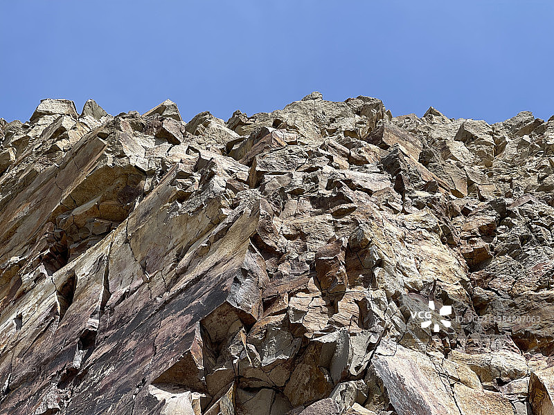 蓝天背景下的岩石仰视角度景观，美国图片素材