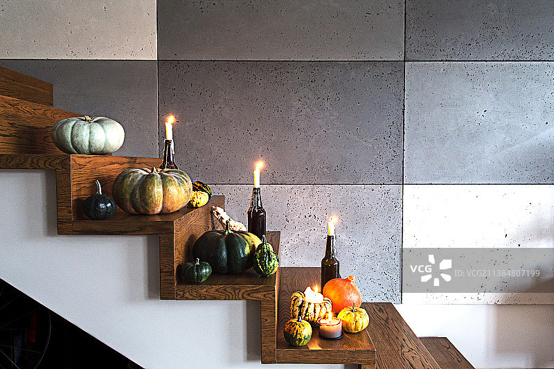 楼梯上南瓜和装饰品的特写图片素材