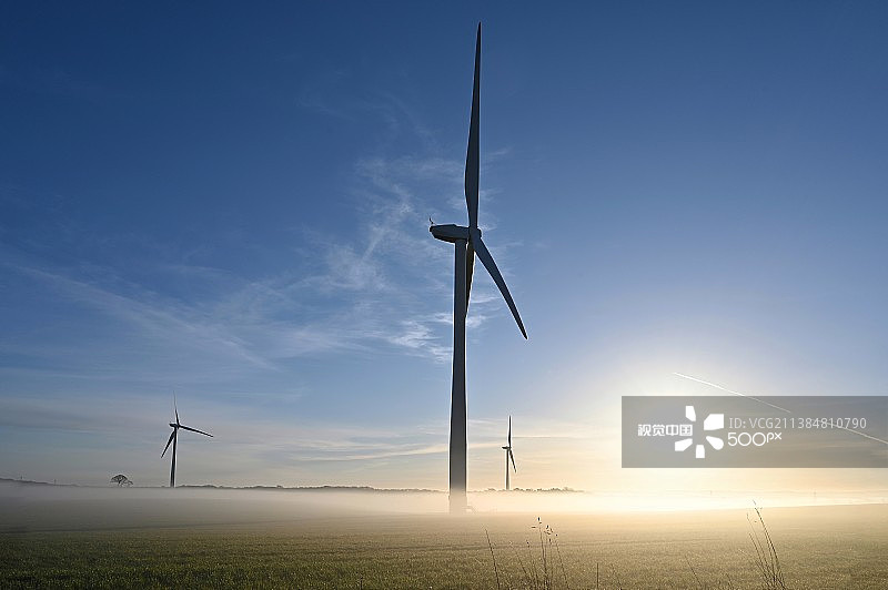 风力涡轮机，仰视天空中的风车图片素材