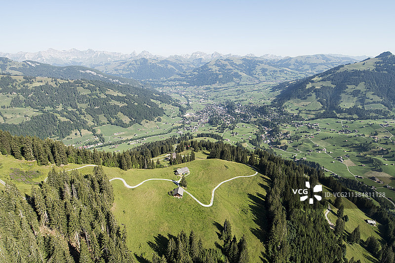 从格施塔德上方飞行，高角度景观，瑞士伯尔尼格施塔德图片素材
