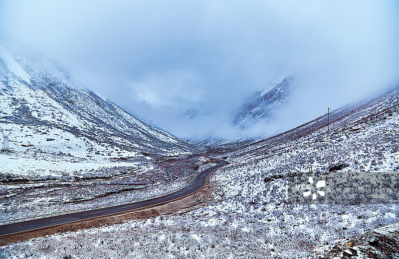中国成都甘孜白玉县冬季雪景图片素材