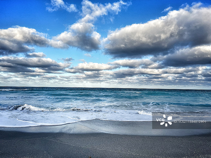 海滩上引人注目的云彩，马丁县，佛罗里达州，美国图片素材