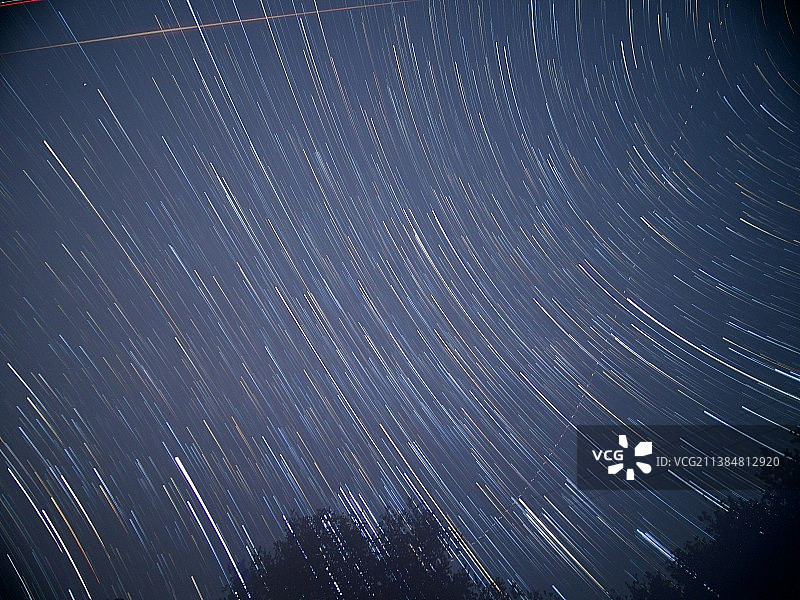夜晚仰视角度拍摄的星轨图片素材