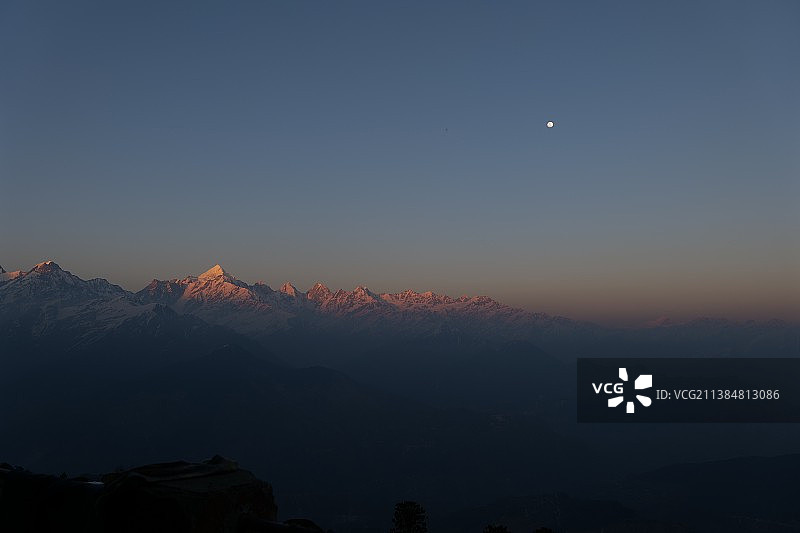 夜空下的山脉剪影图片素材