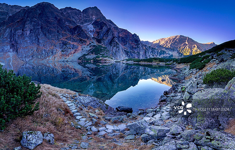 Black Pond，晴空下湖山美景图片素材