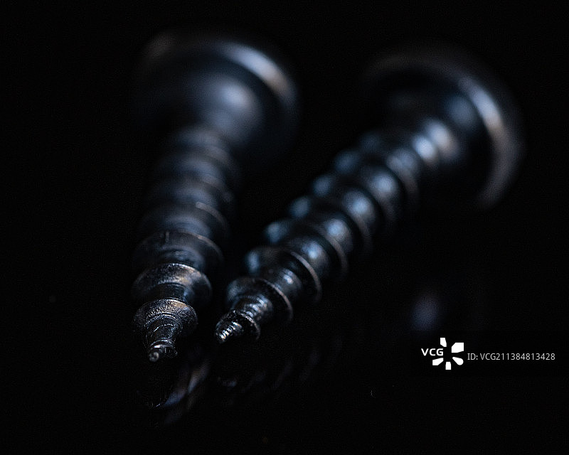 黑色背景上螺丝的特写镜头图片素材