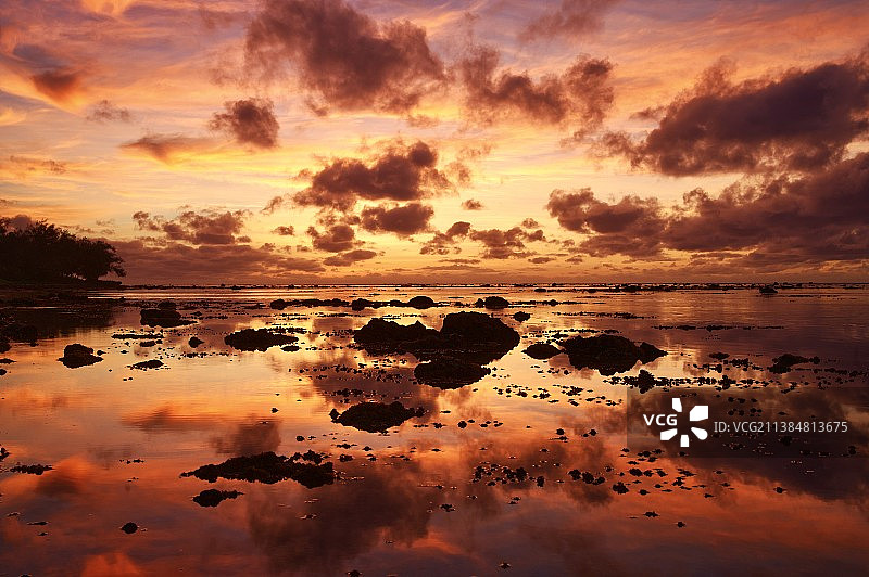 阿瓦鲁阿区日落海景，库克群岛图片素材