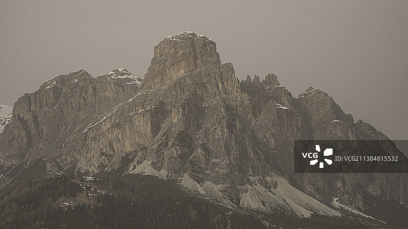 尘埃中的多洛米蒂山脉：意大利科尔瓦拉的岩层低角度景观图片素材