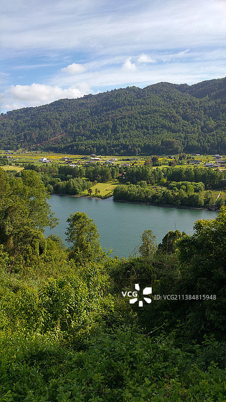 瓦尔迪维亚河的风景，湖泊映衬天空图片素材