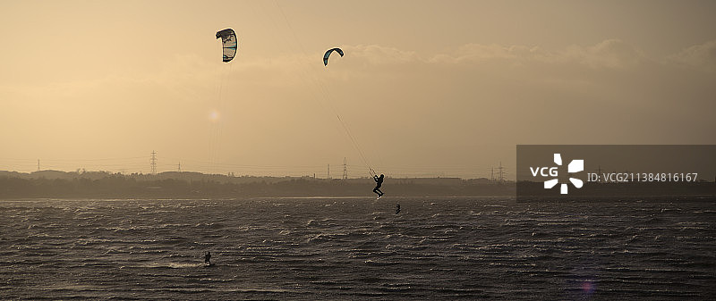 英国朗尼德里海滩风筝冲浪日落景观图片素材