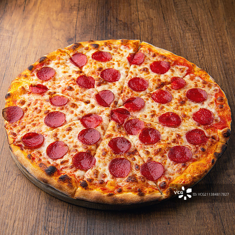 桌子上的披萨高角度视图图片素材