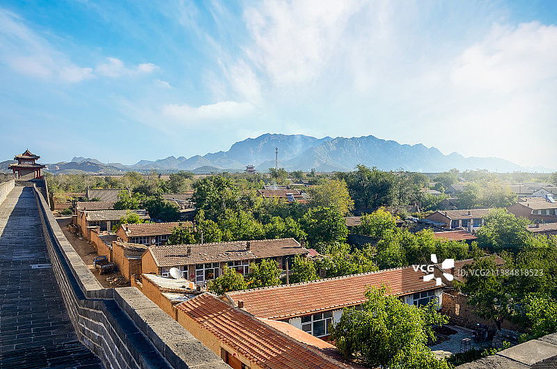 高视角拍摄鸡鸣山下的鸡鸣驿古驿站图片素材