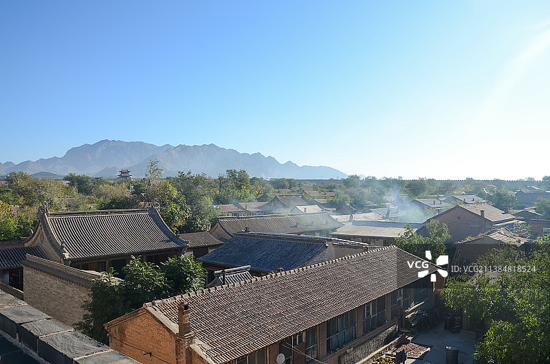 高视角拍摄鸡鸣山下的鸡鸣驿古驿站图片素材