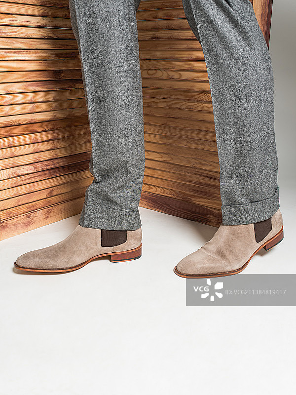 男士目录，男人站立在地板上的低角度照片图片素材