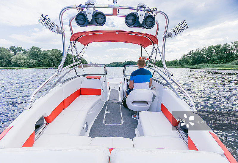 船长在河上驾驶游艇图片素材