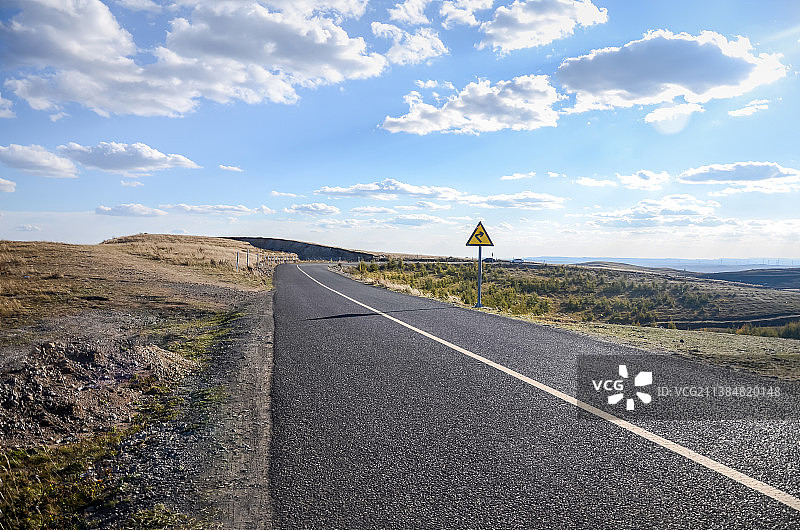 中国河北张家口张北草原天路蜿蜒延伸的柏油路图片素材