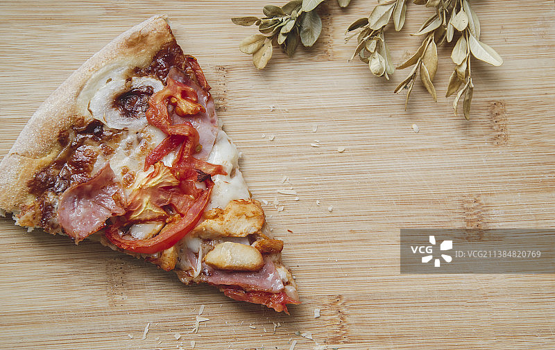 俯视披萨：番茄、鸡肉、火腿和蘑菇图片素材