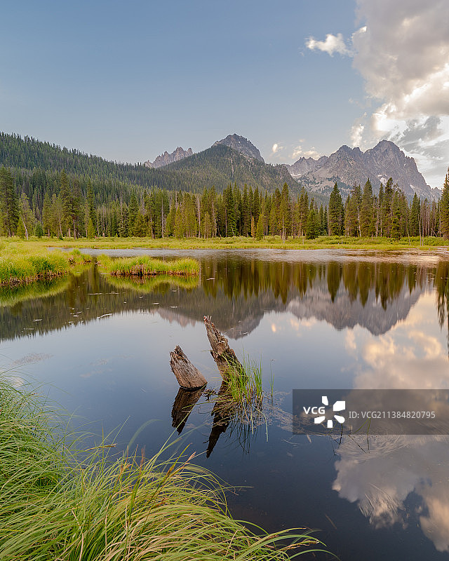 锯齿山脉，树木映衬下的湖泊美景图片素材