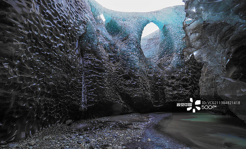 低角度拍摄的洞穴瀑布图片素材