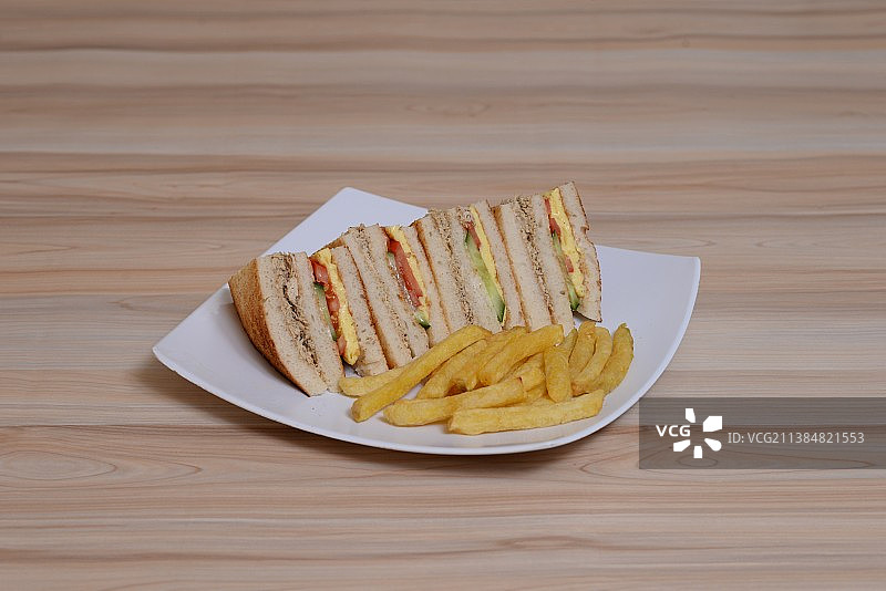 从高角度观看餐桌上盘子里的食物图片素材