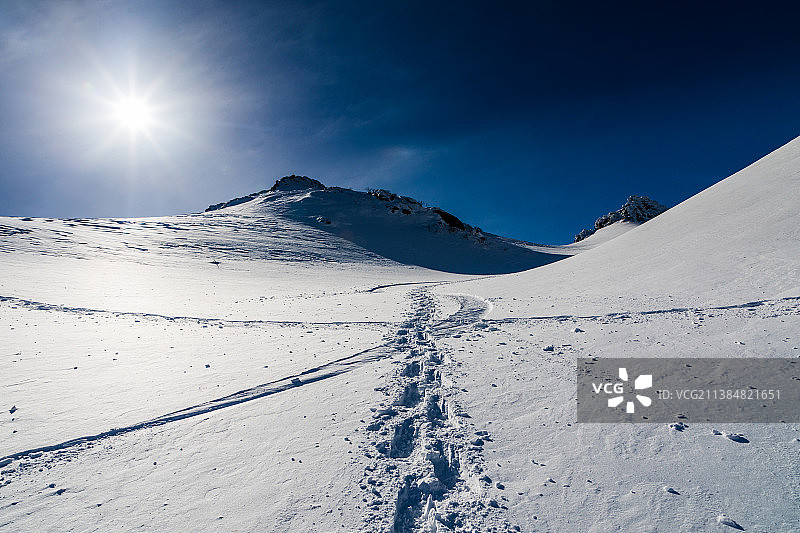期待已久的时刻，白雪皑皑的山脉的壮丽景色图片素材