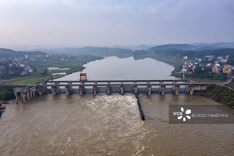 汛期的水电站大坝图片素材