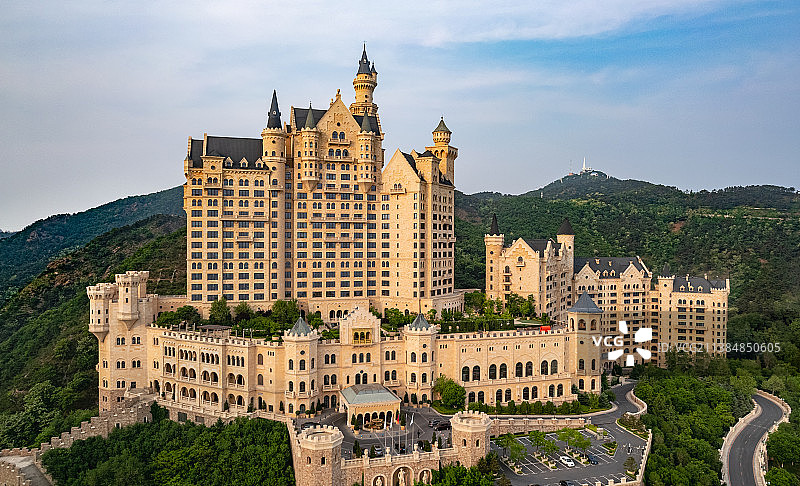 春天航拍视角下的城堡酒店图片素材