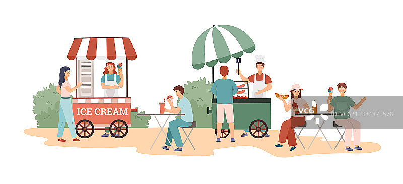 在节日上吃街头小吃的人们图片素材