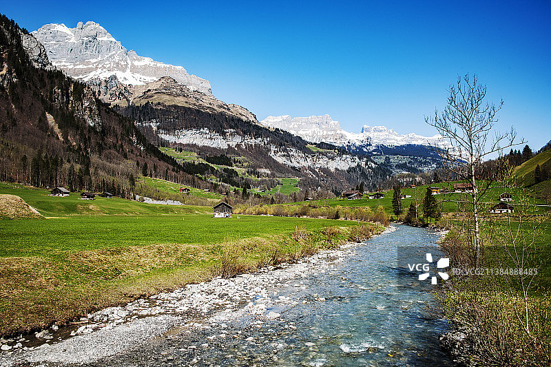 林特河穿过瑞士格拉鲁斯州图片素材