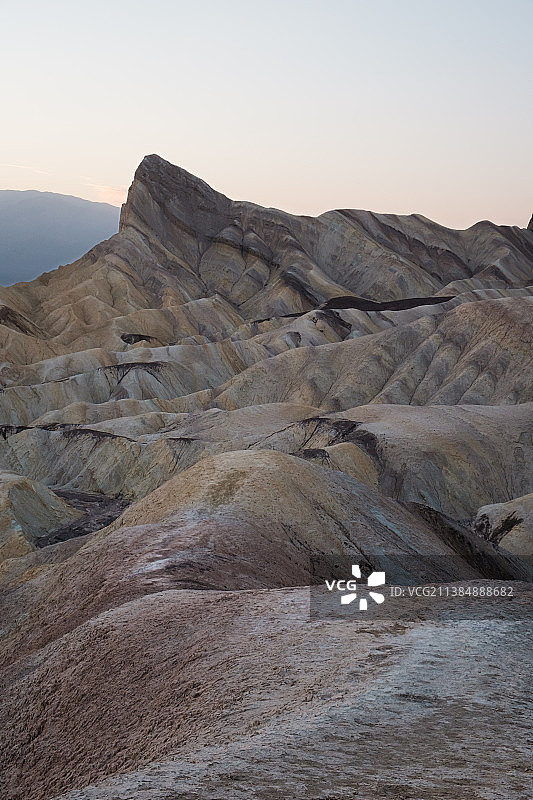 美国加利福尼亚州因约县死亡谷扎布里斯基角岩石山脉的壮丽景色图片素材