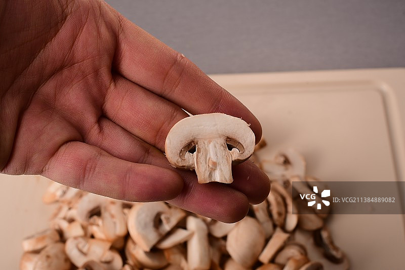 烹饪食材：盘中的蘑菇特写图片素材