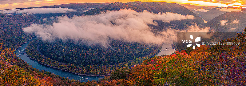 美国西弗吉尼亚州罗利县格兰德维尤的清晨秋季山景图片素材