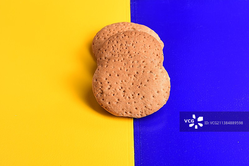 彩色背景上的面包俯视图图片素材