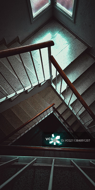 建筑内螺旋楼梯高视角图片素材