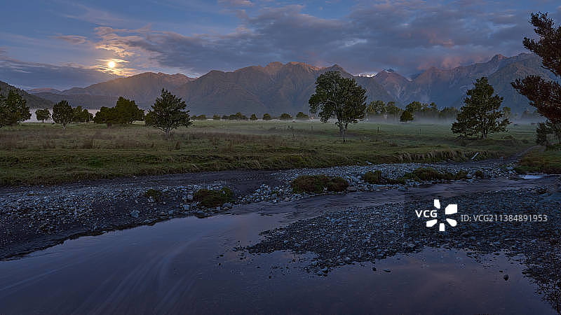 新西兰马修森湖的雾日落，马修森湖，西海岸，新西兰图片素材