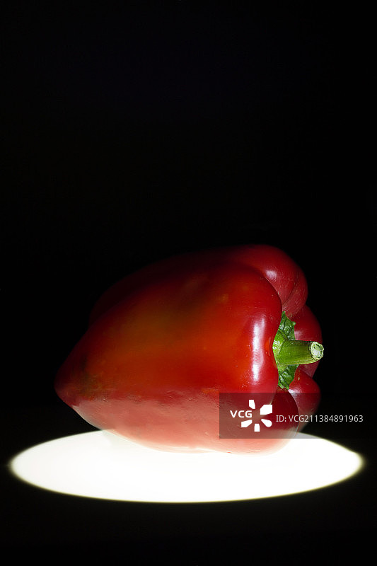 黑色背景下的红色甜椒特写，意大利帕维亚省维兰泰里奥图片素材