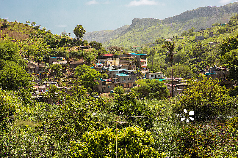 佛得角山上的树木和房屋图片素材